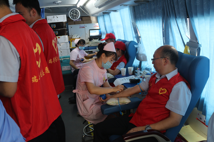 志愿者们在血站工作人员的指导下认真填表_副本.jpg 志愿者们在血站工作人员的指导下认真填表_副本.jpg